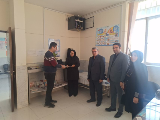 تقدیر از بهورز شهرستان به مناسبت بازنشستگی