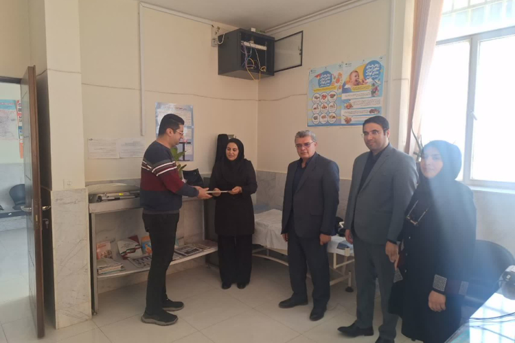 تقدیر از بهورز شهرستان به مناسبت بازنشستگی