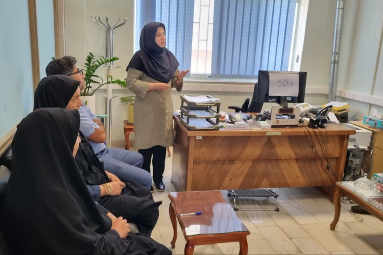 برگزاری جلسه آموزشی تغذیه با تاکید بر مولفه های اجتماعی موثر بر سلامت در اداره امور مالیاتی شهرستان کوهپایه