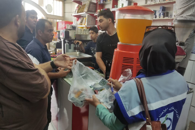 بازدید مشترک واحد مهندسی بهداشت محیط ،نماینده فرمانداری ،اداره تعزیرات ، اداره جهاد کشاورزی از مراکز عرضه محصولات دخانی شهرستان کوهپایه