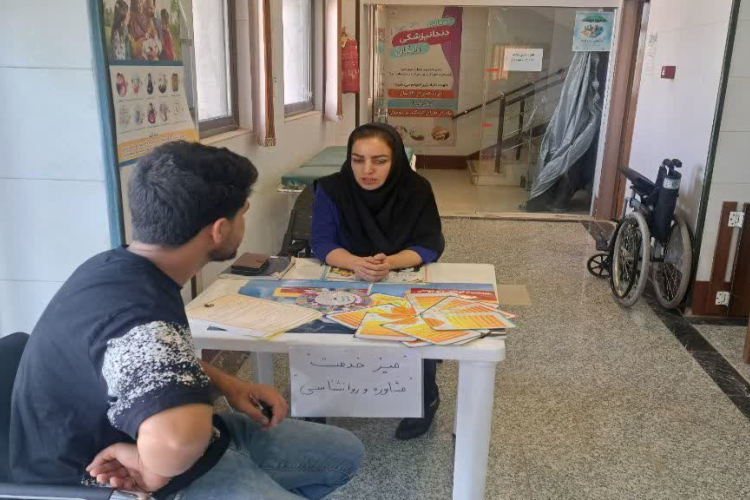 برگزاری میز خدمت مشاوره به مناسبت هفته دخانیات در مرکز جامع سلامت کوهپایه