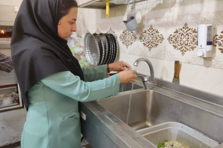 بازدید کارشناسان بهداشت محیط شهرستان از مراکز حساس غذایی و مجتمع های خدماتی رفاهی و بین راهی و ایستگاه های صلواتی در ایام تشییع پیکر رهبر شهید