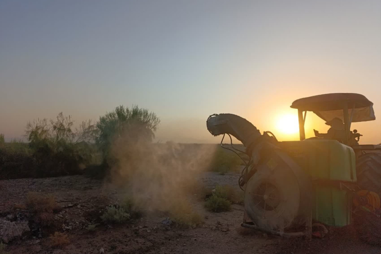 عملیات سمپاشی ابقایی در راستای مبارزه با ناقلین بیماری سالک شهرستان کوهپایه