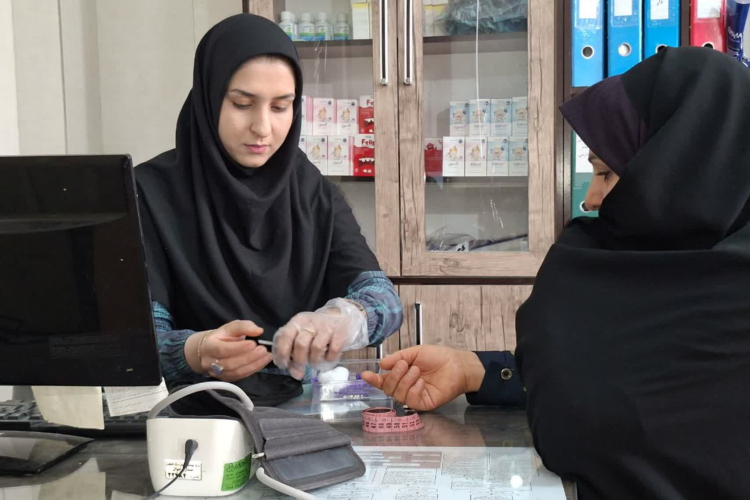 سنجش قند،فشار خون،وزن و معاینات روانپزشکی به مناسبت هفته قلب سالم و هفته سالمند و هفته سلامت روان