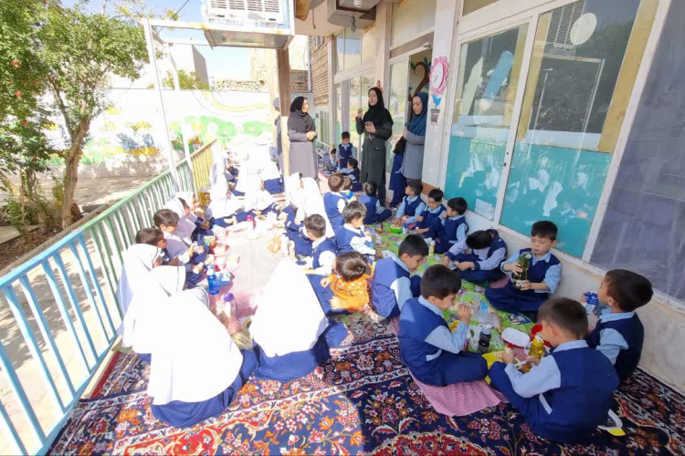 برگزاری جلسه آموزشی به همراه صبحانه سالم بمناسبت روز پرستار و روز جهانی غذا در مهد قرآن و پیش دبستانی گلواژه های نور سجزی
